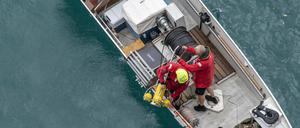 Von einem Polizeiboot wird ein Unterwassersuchgerät auf dem Vierwaldstättersee in die Tiefe gelassen, nahe der Unfallstelle. 