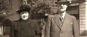 Claire und Philipp Lambertz beim Spaziergang. Er starb 1941 nach längerer Krankheit, ein halbes Jahr bevor die Deportationen der Berliner Juden am 18. Oktober begannen. Sie wurde 1942 von den Nazis deportiert und ermordet.