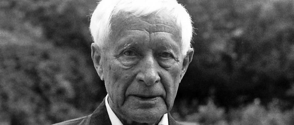 Ernst Jünger starb am 17. Februar 1998, einen Tag vor seinem 103. Geburtstag. Arte widmet dem umstrittenen Literaten, der auf diesem Bild 90 Jahre alt war, ein neues TV-Porträt.