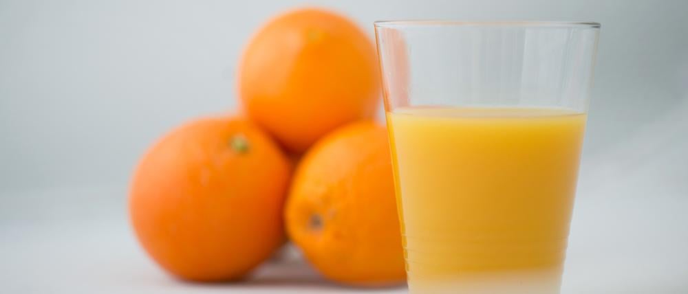 Ein Glas Orangensaft.