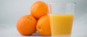 Ein Glas Orangensaft.