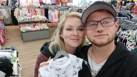Maggy und Jonas kaufen Kinderkleidung.