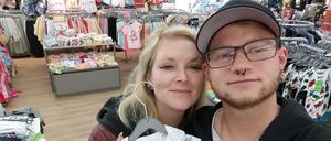 Maggy und Jonas kaufen Kinderkleidung.
