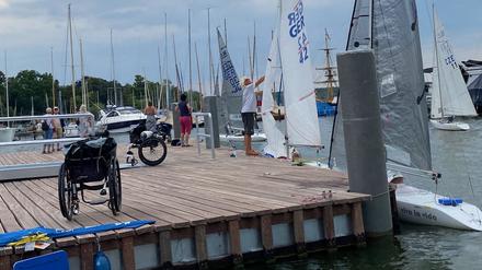 Die barrierefreie Schwimmplattform des Vereins „Seglerhaus am Wannsee“. 