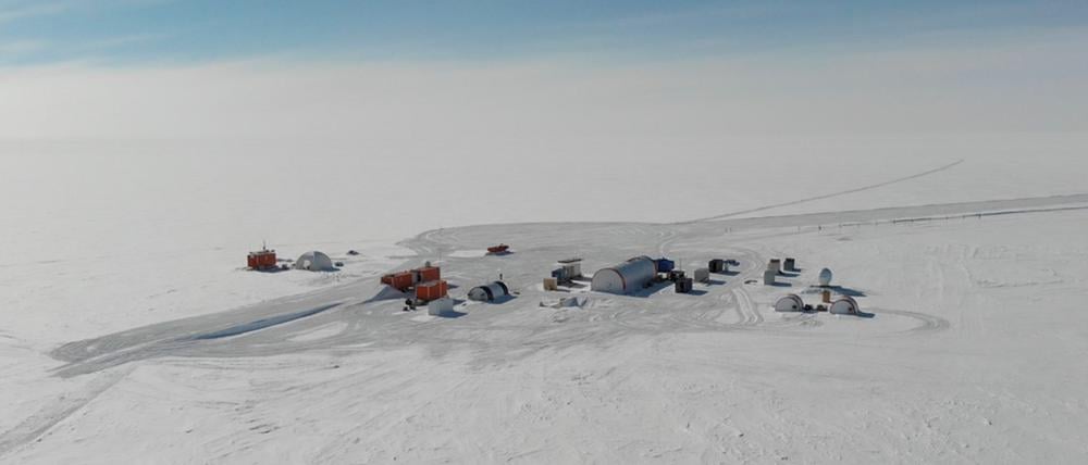 In diesem Camp soll 2760 Meter tief in das Eis der Antarktis gebohrt werden, um das vergangene Klima auch in anderen Erdteilen untersuchen zu können.