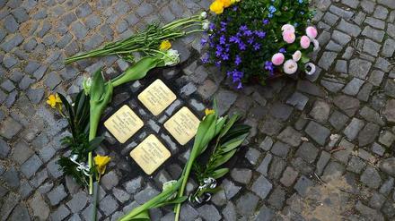 Stolpersteine für Julius, Martha, Horst und Rolf Robert vor dem Haus Jenaer Straße 11 im Bayerischen Viertel.