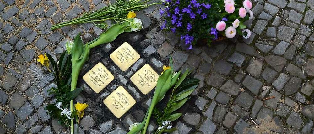 Stolpersteine für Julius, Martha, Horst und Rolf Robert vor dem Haus Jenaer Straße 11 im Bayerischen Viertel.
