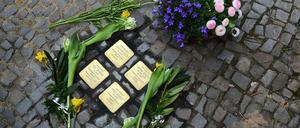 Stolpersteine für Julius, Martha, Horst und Rolf Robert vor dem Haus Jenaer Straße 11 im Bayerischen Viertel.