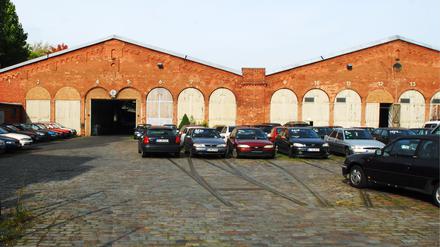 Das alte Straßenbahndepot in der Belziger Straße in Schöneberg – derzeit genutzt von der Berliner Polizei, um sichergestellte Fahrzeuge zu parken.