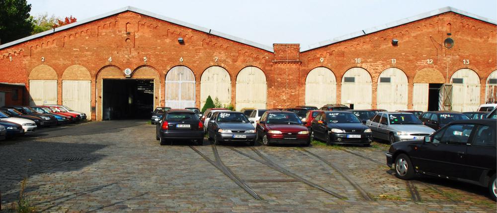 Blick in die Belziger Straße in Berlin-Schöneberg, aufgenommen am 8. Oktober 2010 für die Straßenserie "Lebensadern" auf der Berlin-Kultur. Im Bild: Das ehemalige Straßenbahndepot, in dem jetzt die Polizei sichergestellte Fahrzeuge aufbewahrt. Foto: Kitty Kleist-Heinrich