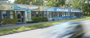 Nur ein paar Schritte weiter sind die Reste des ehemaligen Grenzübergangs an der Heerstraße zu sehen.