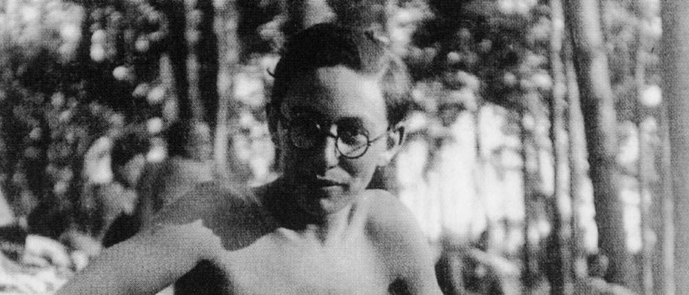 Der junge Gelehrte 16-jährig mit Buch im Strandbad Stölpchensee unweit des Wannsees. Im Strandbad Wannsee waren Juden zu dieser Zeit bereits unerwünscht.
