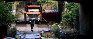 Feuerwehr-Auto im Grunewald hinter einer Unterführung.