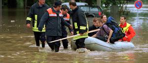 Feuerwehrmänner bergen Dresdner Einwohner im Schlauchboot aus der überschwemmten Stadt.