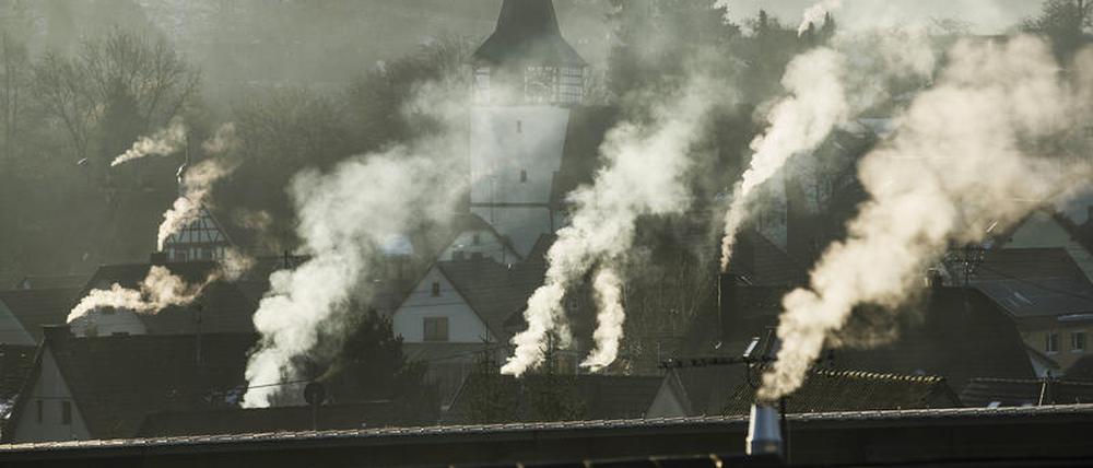 Rauchende Schornsteine, Oberstenfeld, Baden-Württemberg, Deutschland.