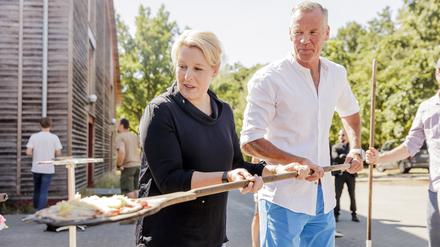 Zwei Profis am Ofen. Franziska Giffey und Henry Maske.