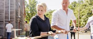 Zwei Profis am Ofen. Franziska Giffey und Henry Maske.
