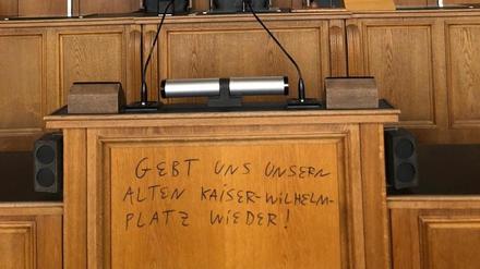 „Wir wollen unsern Kaiser-Wilhelm-Platz wieder“, steht nun im BVV-Saal. 