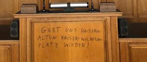 „Wir wollen unsern Kaiser-Wilhelm-Platz wieder“, steht nun im BVV-Saal. 