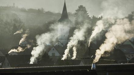 Rauchende Schornsteine, Oberstenfeld, Baden-Württemberg, Deutschland.