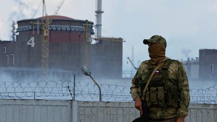 Ein russischer Soldat vor dem Kraftwerk Saporischschja.
