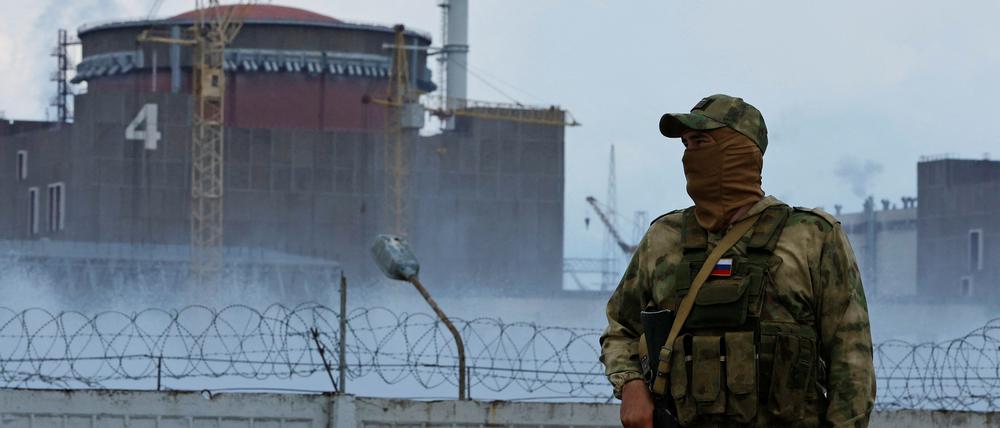 Ein russischer Soldat vor dem Kraftwerk Saporischschja.