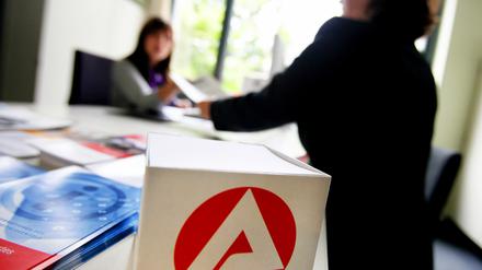Eine Mitarbeiterin der Bundesagentur für Arbeit berät eine Kundin.