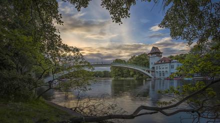 Malerisch schöner Ort mit bewegter Geschichte: Die Insel der Jugend. Mit ebenso malerischer Aussicht von der Brücke.