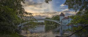 Malerisch schöner Ort mit bewegter Geschichte: Die Insel der Jugend. Mit ebenso malerischer Aussicht von der Brücke.