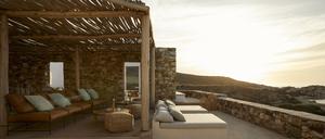 Auf dieser Terrasse möchte man ins Meer schauen: The Rooster auf Antiparos.