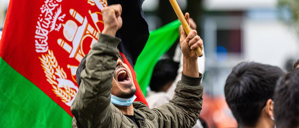 Nach dem Abzug der Nato im August 2021 forderten nicht nur Afghanen schnelle Hilfe für Ex-Mitarbeiter westlicher Staaten. Viele fühlen sich bis heute ignoriert.