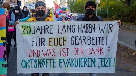 Demo in Berlin: Afghanen halten Transparent.