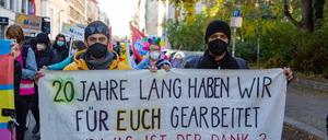 Demo in Berlin: Afghanen halten Transparent.