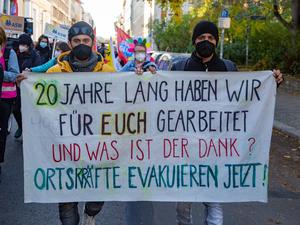 Demo in Berlin: Afghanen halten Transparent.