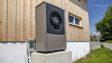 Wärmepumpe vor einem Haus.