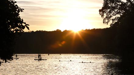 Sonnenuntergang am Schlachtensee in Berlin. Die Tage werden wieder kürzer.  