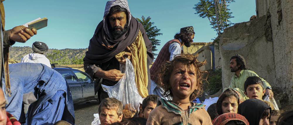 Afghanische Kinder stehen nach einem Erdbeben in der Provinz Paktika in einer Schlange an, um Brot zu erhalten.