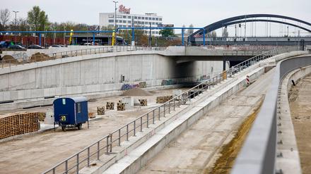 Bauarbeiten an der Baustelle zum Weiterbau Autobahn A100 in Neukölln. Das Bundesverkehrsministerium will den umstrittenen Weiterbau der Berliner Stadtautobahn A100 in Richtung Lichtenberg umsetzen. +++ dpa-Bildfunk +++
