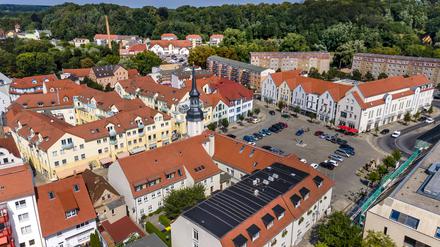 Luftbild von Sprembergs Rathaus und Marktplatz. Unter der mehr als 700-jährigen Stadt an der Spree liegt ein Schatz.