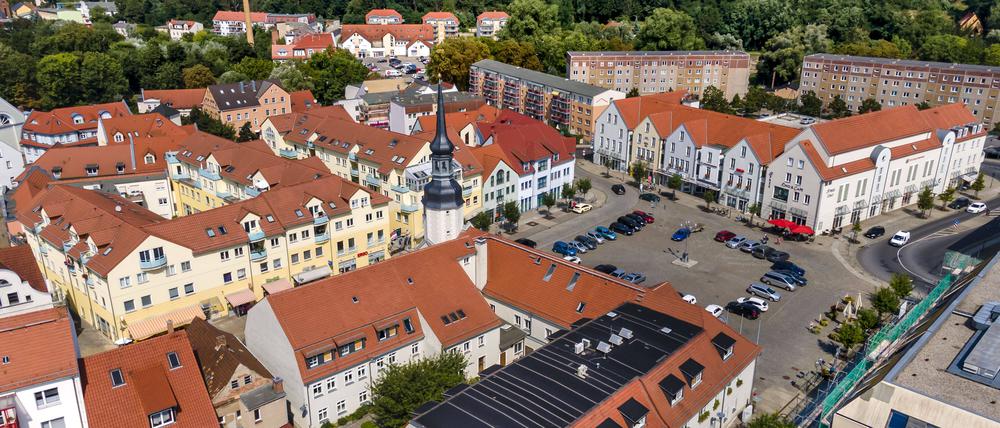 Luftbild von Sprembergs Rathaus und Marktplatz. Unter der mehr als 700-jährigen Stadt an der Spree liegt ein Schatz.