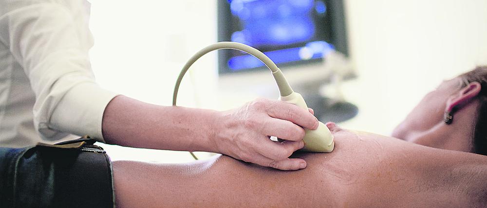Regelmäßige Untersuchungen sind Voraussetzung dafür, krankhafte Veränderungen frühzeitig erkennen zu können. Aber auch nach der Diagnose „Brustkrebs“ können Betroffene den Verlauf günstig beeinflussen.