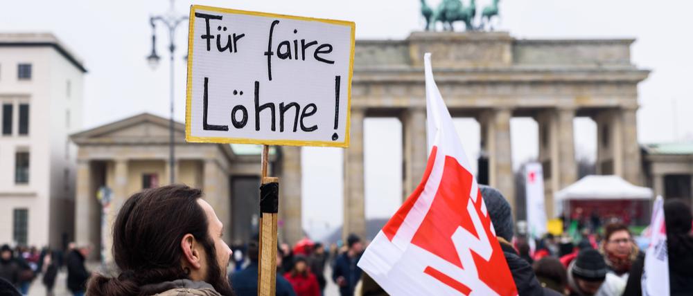 Bei einem Warnstreik des öffentlichen Dienstes in Berlin beteiligten sich 2019 auch Mitglieder der Gewerkschaft Erziehung und Wissenschaft.