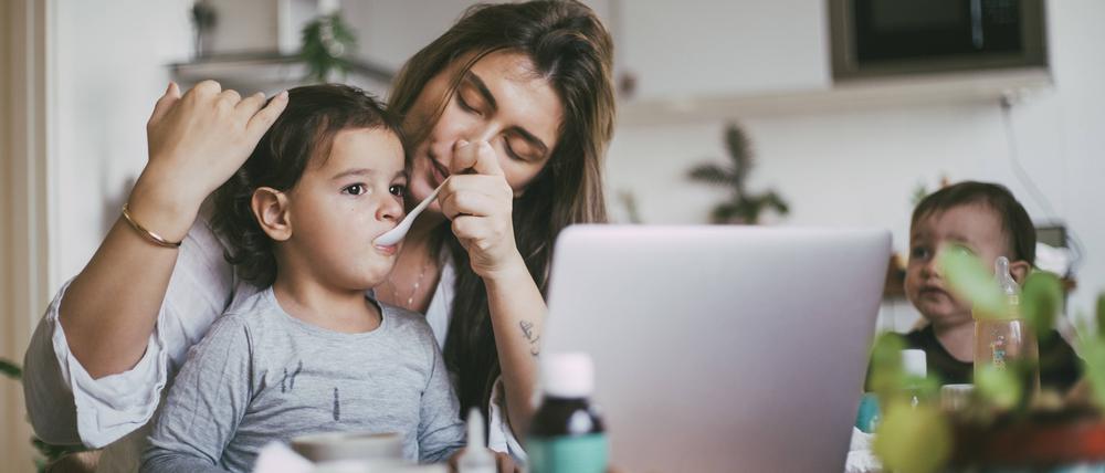 Mütter tragen oft die Hauptlast bei der Kinderbetreuung.