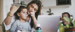 Mütter tragen oft die Hauptlast bei der Kinderbetreuung.