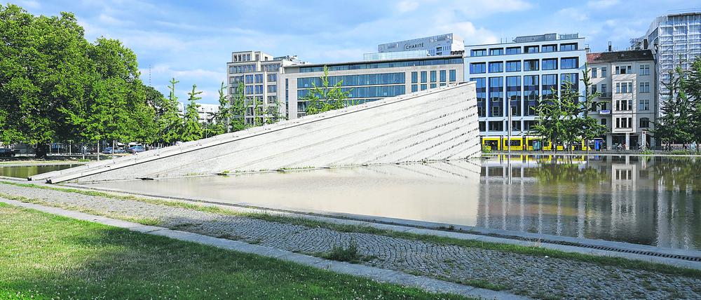 „Sinkende Mauer“ im Invalidenpark in Berlin-Mitte.