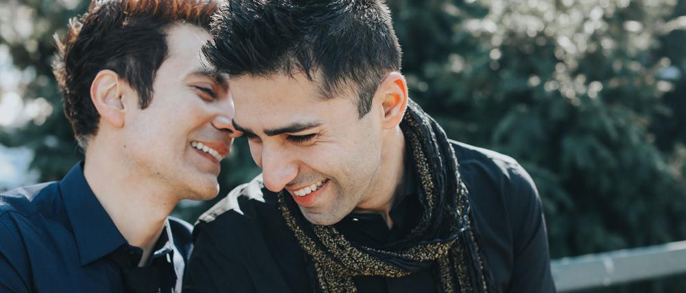Sachin (links) und Nauman nach ihrer Verlobung.
