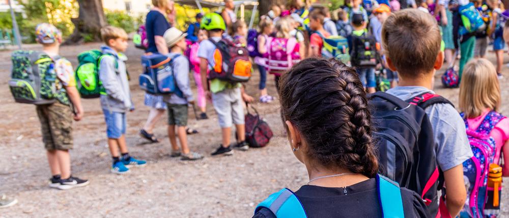 Über 1000 Widersprüche: Für manche Schüler:innen heißt es bei der Grundschulplatzvergabe etwas länger anstehen. 