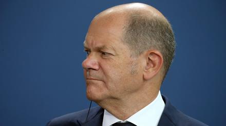 Bundeskanzler Olaf Scholz (SPD) verfolgt angespannt den Ausführungen des Präsidenten der Palästinensischen Autonomiebehörde, nach ihrem Gespräch auf einer Pressekonferenz im Bundeskanzleramt. +++ dpa-Bildfunk +++