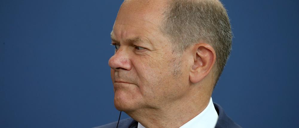 Bundeskanzler Olaf Scholz (SPD) verfolgt angespannt den Ausführungen des Präsidenten der Palästinensischen Autonomiebehörde, nach ihrem Gespräch auf einer Pressekonferenz im Bundeskanzleramt. +++ dpa-Bildfunk +++