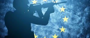 Der Schattenriss eines Soldaten vor einer blauen Europaflagge mit dem Kranz gelber Sterne.